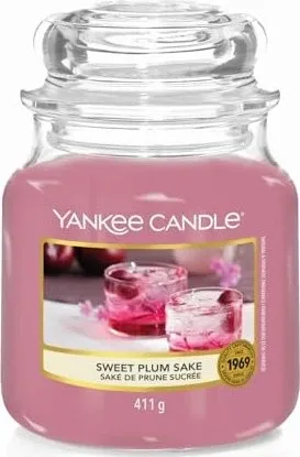 Yankee Candle Duftkerze 411 g Sweet Plum Sake - Fruchtiger Genuss - Duftkerzen, die Ihr Zuhause in eine Wohlfühloase verwandeln. Sweet Plum Sake vereint süße Pflaume, Himbeer- und Reisweinnoten für ein exklusives Dufterlebnis. Brenndauer: 65-75 Stunden.