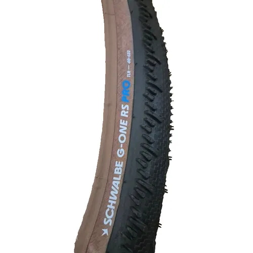 Schwalbe G-One RS PRO Fahrradreifen - Optimaler Speed für Gravel und Asphalt - Fahrradreifen für maximale Effizienz auf leichtem Gelände und Asphalt. Mit schuppenartigem Profil für beste Traktion und hohem Pannenschutz für anspruchsvolle Rennen.