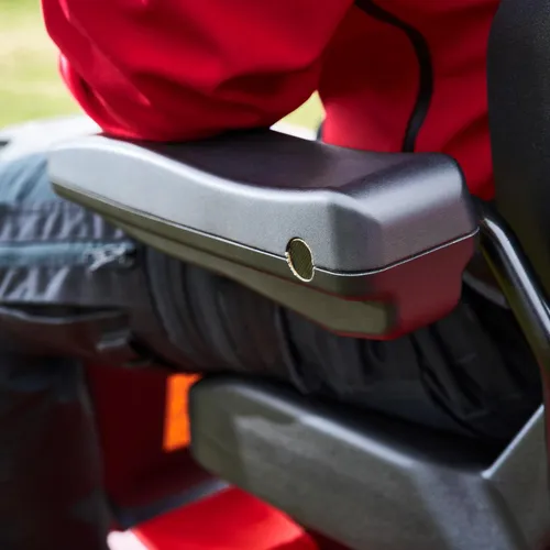 AL-KO Nachrüst-Kit Armlehnen für COMFORT Traktor - 127732 - Bequeme Nachrüst-Armlehnen für AL-KO Rasentraktoren, höhenverstellbar und bis 100 kg belastbar. Ideal für komfortables Fahren und optimale Unterstützung bei der Gartenarbeit.
