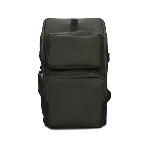 Rains Trail Cargo Rucksack dunkelgrün - Stylischer Rucksack aus wasserabweisendem Polyurethan, ideal für Outdoor-Abenteuer und den Alltag.