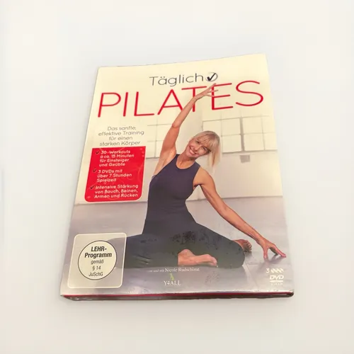 Täglich Pilates [3 DVDs] - Lehrprogramm für Pilates-Übungen, ideal für zu Hause. Verbessern Sie Ihre Flexibilität und stärken Sie Ihre Muskulatur mit diesen leicht verständlichen Anleitungen.