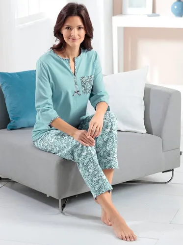 Witt Schlafanzug mit dekorativer Paspel - Eleganter Pyjama mit gemusterter Paspel und bedruckter Brusttasche, ideal für gemütliche Nächte und entspannte Tage.