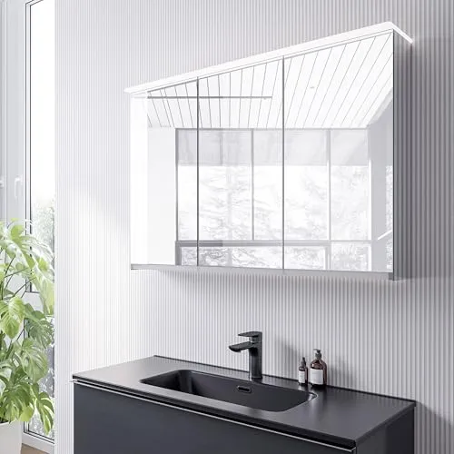 Bernstein LED-Spiegelschrank VARO 100cm – 3-Türiger Badspiegel mit Beleuchtung - Eleganter 3-türiger LED-Spiegelschrank mit Innenverspiegelung, Steckdose und Soft-Close-Türen. Ideal für eine stilvolle Badezimmerbeleuchtung und praktischen Stauraum.