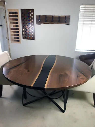 Massiver Esstisch aus Epoxidharz und Holz 150x150 - Eleganter Esstisch für das Esszimmer, aus hochwertigem Holz und Epoxidharz, bietet Platz für bis zu 8 Personen. Modernes Design für gesellige Abende.