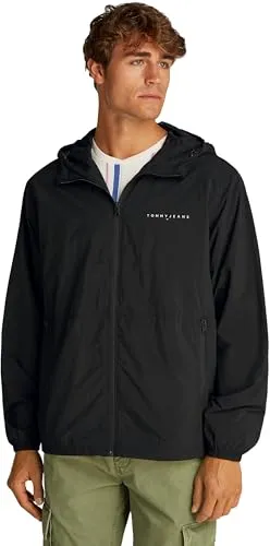 Tommy Jeans Herren Windbreaker Jacke Chicago, Schwarz (Black), S - Funktionsjacke aus 100% recyceltem Nylon, leicht und ideal für den Übergang. Mit fixierter Kapuze und Reißverschlusstaschen, perfekt für Alltag und besondere Anlässe.