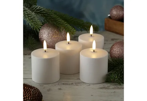 UYUNI LED Kerzen Set - 4 wiederaufladbare Stumpenkerzen mit Timer - Lampen - 4 wiederaufladbare LED Stumpenkerzen, ideal für Innen und Außen mit realistischer 3D Flamme und bis zu 300 Stunden Leuchtdauer. Perfekt für gemütliche Dekorationen bei Events und in der Gastronomie.