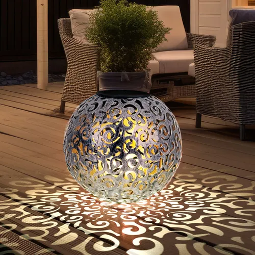 LED Solarlampe Kugellampe Silber Antik 40 cm - Lampen: Antike 40 cm hohe Metallsolarlampe mit dekorativen Stanzungen, warmweißem Licht und bis zu 8 Stunden Leuchtdauer – ideal für stimmungsvolle Gartenakzente.