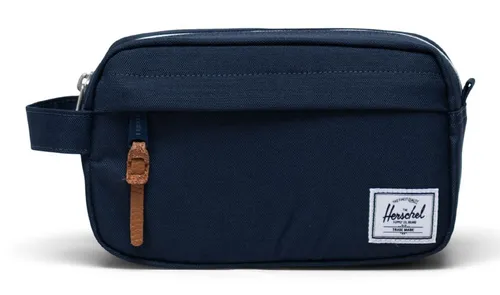Herschel Kulturbeutel Travel Kit blau - Kompakter Kulturbeutel in Dunkelblau, ideal für Reisen. Mit praktischem Zipper und Tragegriff, bietet Platz für alle wichtigen Pflegeartikel. Robustes Polyester-Material garantiert Langlebigkeit.