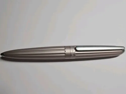 DIPLOMAT Füllfederhalter Aero Rosa - Eleganter Schreibgenuss - Füller mit mittlerer Spitze, inspiriert vom Luftfahrt-Design, langlebig und mit 5 Jahren Garantie, ideal für stilvolle Schreibmomente.