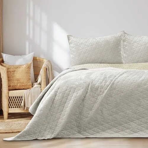 RESTILO Tagesdecke Laila 200x220 cm - Hellbeige Steppung - Bettdecken in zweiseitiger Velvet Optik und glatter Microfaser, hautfreundlich und allergikergeeignet. Oeko Tex Standard zertifiziert, pflegeleicht und in vielen Farben und Größen erhältlich.