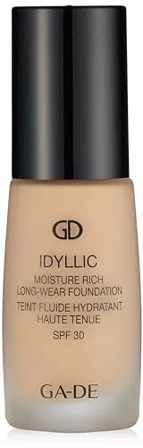 GA-DE Idylic Moisture Rich Foundation - Seidige Foundation mit langanhaltendem Satin-Finish, verbessert die Feuchtigkeitsversorgung und bietet SPF 30 Schutz – ideal für normale bis trockene Hauttypen.