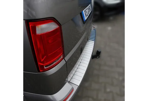 RECAMBO Ladekantenschutz für VW T6 - Abdeckblenden für optimalen Schutz des Ladebereichs, aus hochwertigem V2A Edelstahl mit perfekter 3D-Passform und einfacher Montage durch doppelseitiges Klebeband.