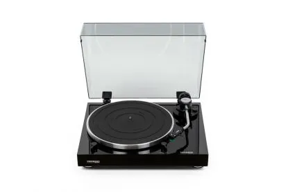 Thorens TD 204 Plattenspieler mit MM Phono Vorstufe - Plattenspieler mit MM Phono Vorstufe, bietet herausragende Klangqualität und elegantes Design in hochglanz schwarz.