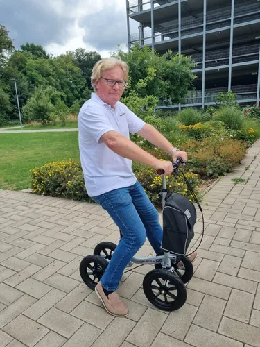 MRW 25 CC – Gehhilfe mit Sitz und Luftreifen für selbstbestimmte Mobilität