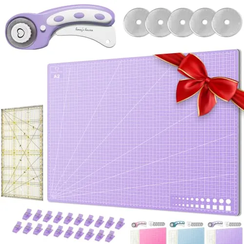 Honey's Heaven 45 mm Rollschneider Stoffschneider Set inkl. Schneideunterlage, Ersatzklingen, Stoffklammern, Patchwork-Lineal (Lavendel, Schneidematte im A2-Format)