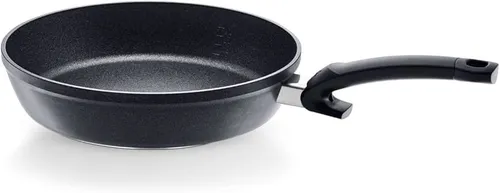 Fissler Adamant Comfort Aluminium-Pfanne 28 cm - Pfanne für alle Herdarten, kratzfest mit robuster Siliziumkarbid-Beschichtung und integrierter Mess-Skala für präzises Kochen.