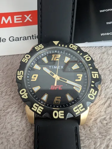 Timex Watch TW2V56700 - UFC Debut Herren Uhr - Armbanduhren für Herren mit 42 mm Gehäusedurchmesser, Leuchtzeigern und -ziffern, ideal für Sportfans, geliefert in einer eleganten Geschenkbox.