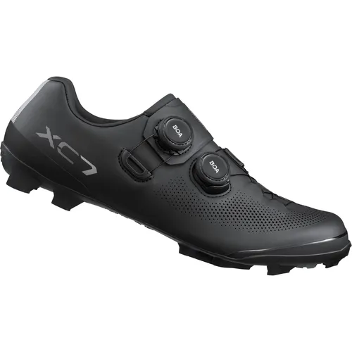 Shimano MTB-Fahrradschuhe XC703 Wide, schwarz - Wettkampforientierte Fahrradschuhe mit BOA® Fit System für präzise Passform und carbonverstärkter Zwischensohle für optimale Kraftübertragung.