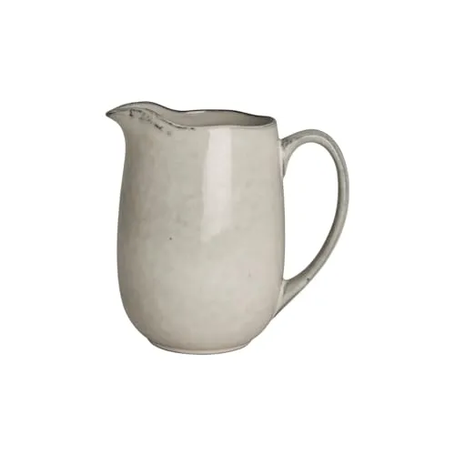 Broste Copenhagen Nordic Sand Krug 1 Liter - Handgefertigter Steingut Krug, spülmaschinenfest und mikrowellengeeignet. Jedes Stück ist ein Unikat mit einzigartigen Farbvariationen, inspiriert von skandinavischen Stränden. Perfekt für stilvolles Servieren.
