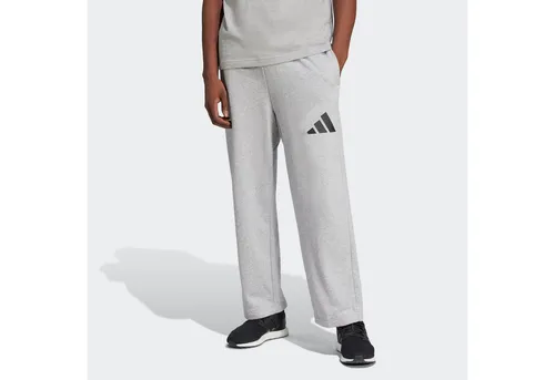 adidas Herren Essentials Wide Leg Three BAR Pant - Stoffhosen mit lockerem Schnitt und Kordelzug, aus 55 % Baumwolle und recycelten Materialien – ideal für Komfort und Nachhaltigkeit.