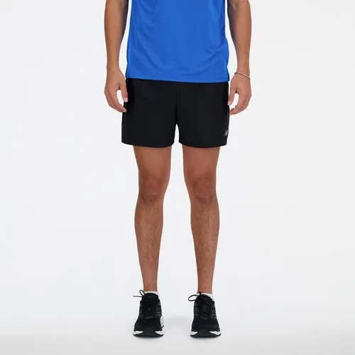 NEW BALANCE Herren Running Shorts - Leichte Shorts mit NB Dry Technologie für optimale Feuchtigkeitsregulierung, ideal für intensive Läufe. Das Stretchmaterial und der integrierte Innenslip garantieren höchsten Komfort.