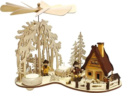 Ratags Pyramide, Waldlichtung, große Grundplatt Räucherhaus, Waldleute