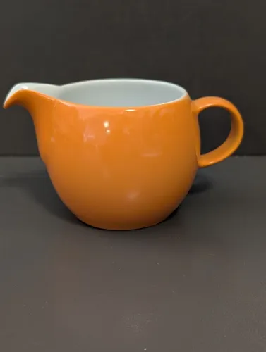 Thomas Sunny Day Orange Milchkännchen 0,20 ltr. - Milch- & Zuckersets, stilvolles Porzellan-Milchkännchen in fröhlichem Orange für eine einladende Kaffeetafel.