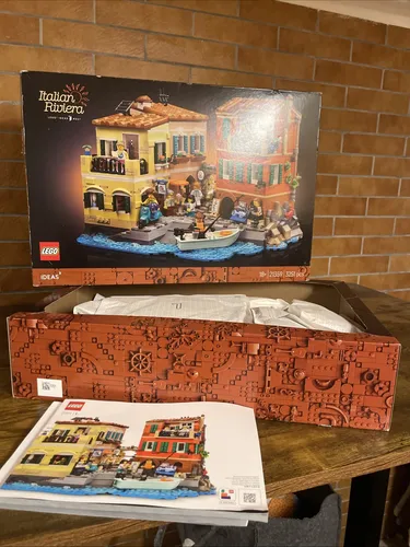 LEGO® Ideas 21359 Die Italienische Riviera - LEGO Set mit 3251 Teilen, ideal für Erwachsene ab 18 Jahren. Erlebe die Schönheit der italienischen Küste in detailgetreuer Bauweise.
