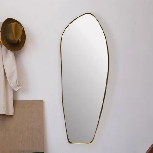 KADIMA DESIGN Asymmetrischer Wandspiegel 33x90 cm in Gold - Moderner asymmetrischer Wandspiegel mit unregelmäßigem Rahmen für vielseitige Einsatzmöglichkeiten. Handgefertigt und einzigartig, bringt er dynamische Akzente in jeden Raum. Maße: 33x90 cm.