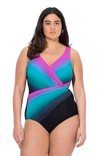 Ulla Popken Damen Plus Size Badeanzug mit Drapierung - Femininer Badeanzug in Schwarz mit sanftem Farbverlauf und Softcups. Das stützende Unterbrustband und das weiche Vorderfutter bieten hohen Tragekomfort. Hergestellt aus recyceltem Material für ein besseres Umweltbewusstsein.
