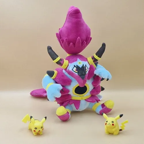 Pokémon Center Hoopa Unbound Sitting Cuties Plush - 21.5 cm - Stofftier & Teddybär, kuscheliges Design und ideal zum Spielen oder Sammeln für Pokémon-Fans.