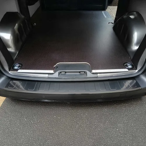 OMAC Ladekantenschutz für Opel Vivaro 2019-2025 L3 Radstand – Rostfreier Edelstahl - Schützen Sie die Ladefläche Ihres Opel Vivaro effektiv vor Kratzern und Stößen. Der rostfreie Edelstahl-Ladekantenschutz bietet eine maßgeschneiderte Passform und lässt sich einfach montieren – für dauerhaften Schutz und elegantes Design.