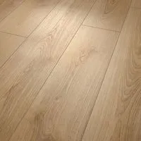 Egger Laminatboden EL2157 NatureSense Nord Eiche Sand - Stilvoll und Langlebig - Der Egger NatureSense Laminatboden bietet eine elegante, robuste Oberfläche in hellem Eiche-Dekor. Mit einfachem Klicksystem ist er ideal für Wohn- und Gewerbebereiche. Pflegeleicht und vielseitig einsetzbar, schafft er eine gemütliche Atmosphäre.