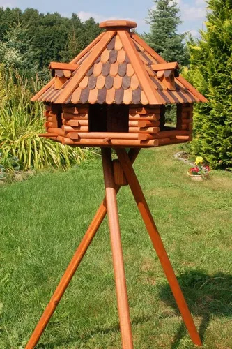 DSH DEKO SHOP HANNUSCH Vogelhaus XXL - Luxus Futterhaus mit Ständer - Tierhäuser: Dieses beeindruckende Vogelhaus mit drei Gauben ist ein echter Blickfang und schützt das Futter vor Wettereinflüssen. Einfacher Aufbau mit stabilem Ständer, ideal für Garten, Terrasse oder Balkon.