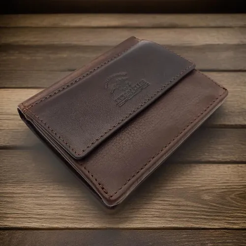 Jockey Club kleine echt Leder Geldbörse mit RFID Schutz - Braun - Elegantes Portemonnaie aus gewachstem Rindleder, das mit der Zeit eine individuelle Patina entwickelt. Mit RFID-Schutz und durchdachten Fächern für optimalen Komfort.