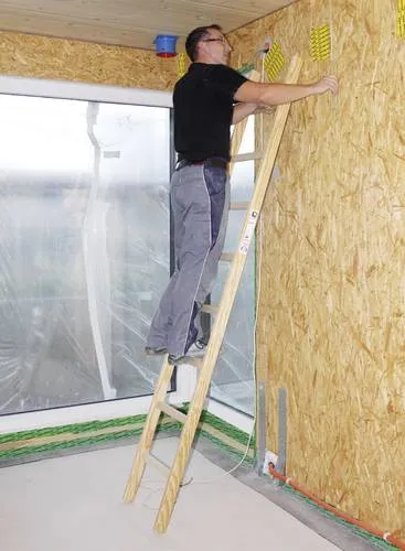 Anlegeleiter 10 Sprossen aus Pinie, 3000mm - Hochwertige Anlegeleiter mit 10 Sprossen, ideal für sicheres Arbeiten in Höhen, aus robustem Pinienholz gefertigt.