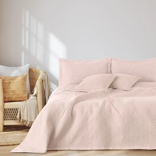 AmeliaHome Tagesdecke Ophelia 170x210 cm in Puderrosa - Elegante zweiseitige Tagesdecke für stilvolle Wohnräume. Größe: 170x210 cm. Mit charmantem Design und praktischen Pflegehinweisen, ideal auch als Geschenk. Kombinierbar mit passenden Kissenbezügen.