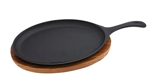 Servierpfanne oval aus Gusseisen mit festem Griff und Holzuntersetzer