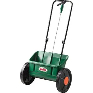 Substral EvenGreen Kastenstreuwagen - Streumaschinen für präzise Ausbringung von Dünger, Samen, Kalk und Sand. Große Räder erleichtern das Befahren unebener Flächen und verhindern Verstopfungen. Füllvolumen 11 Liter, Streubreite 45 cm.