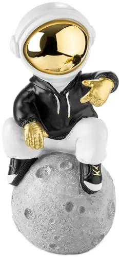 BRUBAKER Dekofigur Astronaut sitzt auf dem Mond in Cooler Pose - 24 cm Spaceman Weltraum Figur mit verchromtem Helm und schwarzem Hoodie - Handbemalte Statue - Gold, Schwarz und Weiß