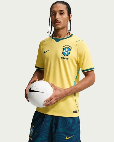 Nike Brasilien Dri-Fit Kurzarm Stadion Heimtrikot 2026/27 - gelb - Das auffällige Brasilien-Trikot für die Saison 2026/27 bietet eine perfekte Kombination aus Stil und Funktionalität. Mit der Dri-FIT-Technologie bleibst du beim Spiel angenehm trocken und siehst gleichzeitig sportlich aus.