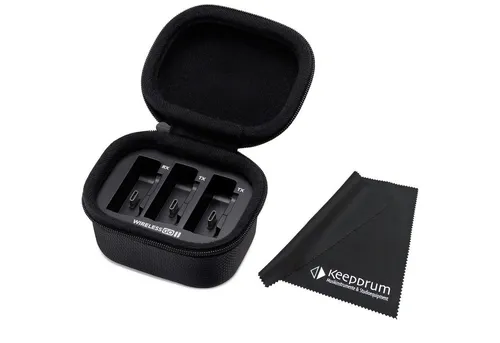 RØDE Wireless GO II Charge Station mit Mikrofasertuch - Ladecase für Wireless GO II System mit 4200mAh Akku, ideal für unterwegs. Robustes Design mit Reißverschluss für sicheren Transport und gleichzeitiges Aufladen von 3 Modulen.