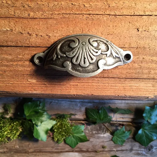 Antike Griffmuschel - Verzierte Möbelgriffe für Schubladen - Eleganter Schubladengriff aus Eisen in silberner Farbe, ideal für stilvolle Möbelgestaltungen. Breite: 10.5 cm, Höhe: 4.5 cm.