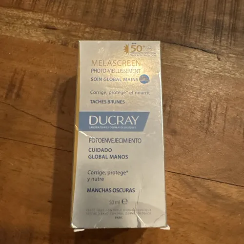 Ducray Melascreen Photoaging Handcreme SPF 50 · 50 ml - Handcreme mit SPF 50, schützt vor UV-Strahlen und mindert Pigmentflecken für ein jugendliches Hautbild.