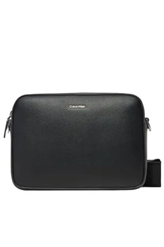 Calvin Klein CK MUST SMALL CAMERA BAG_CAVIAR Umhängetasche - Elegante Crossbody Schultertasche aus hochwertigem Lederimitat, mit abnehmbarem und verstellbarem Trageriemen für individuellen Komfort.