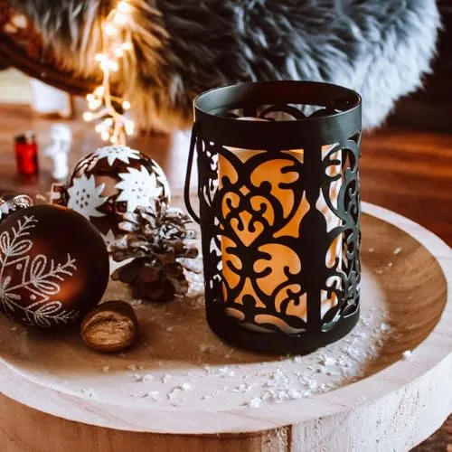 hellum LED Laterne mit LED Kerze, aus Metall mit Ornamenten, Laterne für Kerzen mit Batterie (2xAA, nicht inkl.) schwarz mit Henkel, Deko innen 10x15cm 150926