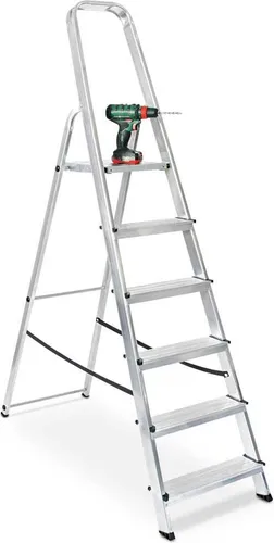 BRB-Lagertechnik Alu-Bügelleiter 5 Stufen mit Sicherheitsbügel - Die 5-stufige Alu-Bügelleiter bietet eine Plattform-Höhe von 1210 mm und eine Arbeitshöhe von bis zu 3210 mm. Sie überzeugt durch rutschfeste Stufen und eine Tragkraft von 150 kg, ideal für sicheres Arbeiten.