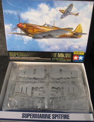 Tamiya 60320 - 1/32 Supermarine Spitfire Mk.VIII Bausatz - Flugzeug Bausatz im Maßstab 1:32, aus hochwertigem Kunststoff, ideal für Modellbau-Enthusiasten und Sammler.
