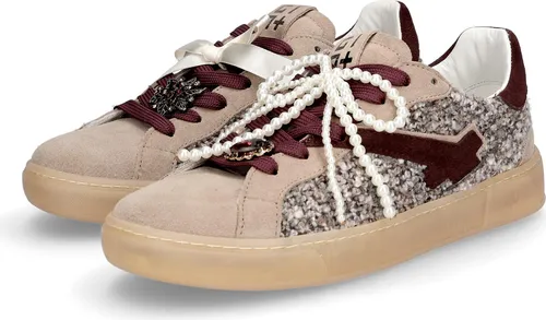 Gio+ Damen Sneaker Beige mit Bordeaux Schnürriemen - Stylische Damen Sneaker aus Rauleder und Textil in Beige, ausgestattet mit einem Leder-Wechselfußbett und leichtem Frotteefutter für optimalen Komfort.