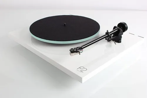 Rega Planar 2 Plattenspieler mit Carbon MM-Tonabnehmer von Rega